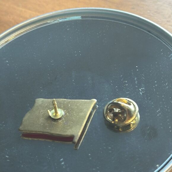 Vintage red, white, & blue enamel painted American flag lapel pin - Picture 4 of 4